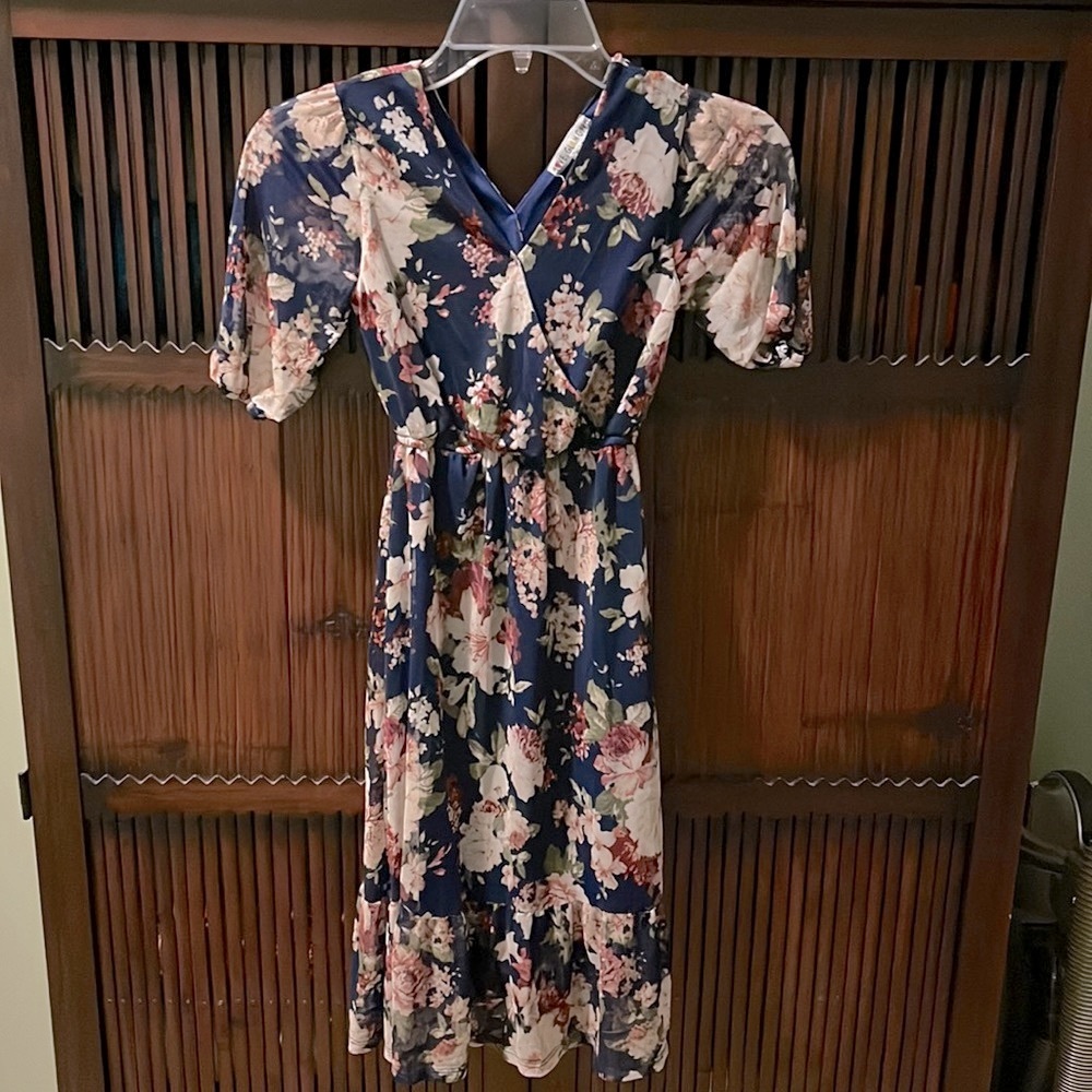 Absolutely beautiful girls dress.